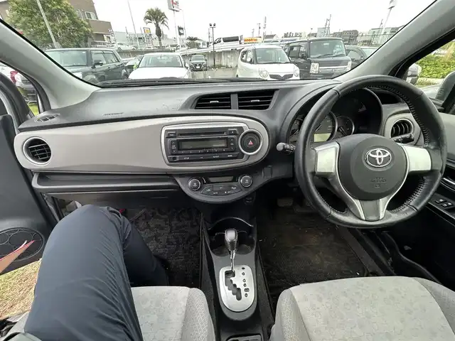 トヨタ ヴィッツ U 茨城県 2012(平24)年 4.8万km シルバーM プッシュスタート/スマートキー/オートライト/純正フロアマット/オートエアコン