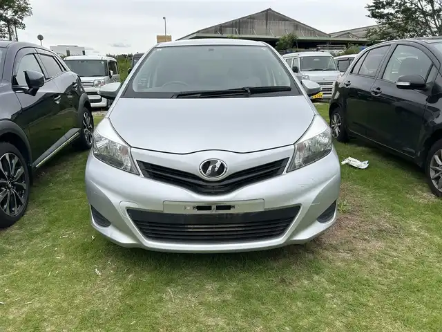 トヨタ ヴィッツ U 茨城県 2012(平24)年 4.8万km シルバーM プッシュスタート/スマートキー/オートライト/純正フロアマット/オートエアコン