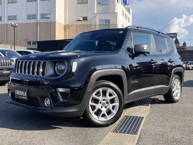 クライスラー・ジープ ジープ レネゲード リミテッド 熊本県 2022(令4)年 6.9万km ブラック ・スマートキー/・プッシュスタート/・自動緊急ブレーキ/・レーンセンス/・パークセンス/・ブラインドスポットモニター/・アクティブヘッドライト/・クルーズコントロール(追従式)/・黒革シート/・前席パワーシート/・前席シートヒーター /・ハンドルヒーター /・純正メモリナビ/　【Bluetooth・USB・AUX・AppleCarPlay】/・フルセグTV/・バックカメラ/・ETC2.0/・LEDヘッドランプ/・LEDフォグランプ/・純正マット/・保証書/取説