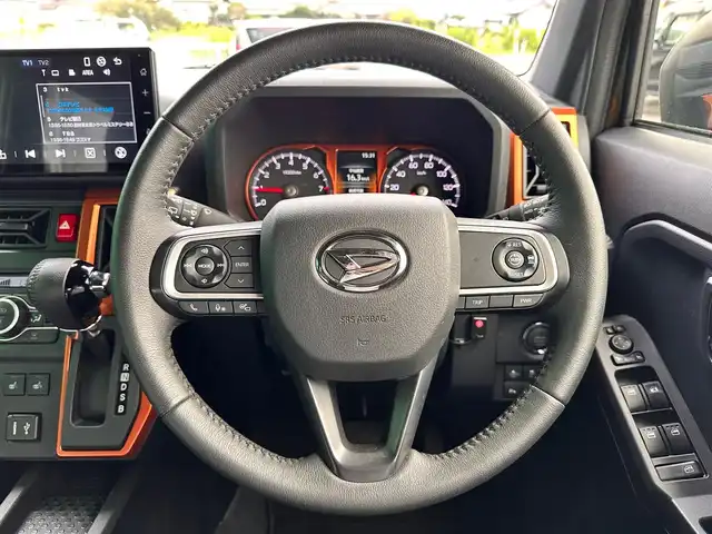 ダイハツ タフト G ターボ 宮城県 2023(令5)年 1.1万km フォレストカーキメタリック 9インチスマホ連携ディスプレイオーディオ/・地デジTV/・AppleCarPlay/AndroidAuto/・HDMIソケット/パノラマモニター/＝＝＝/スカイフィールトップ/ルーフレール/スマートアシスト/・衝突警報機能/・衝突回避支援ブレーキ/・ブレーキ制御機能付誤発進抑制機能/・車線逸脱抑制制御機能/・車線逸脱警報機能/・路側逸脱警報機能/・先行車発進お知らせ機能/・アダプティブドライビングビーム/・全車速追従機能付アダプティブクルーズコントロール/・ふらつき警報/・標識認識機能/・レーンキープコントロール/・コーナーセンサー/ビルトインETC/ドライブレコーダー/シートヒーター/シートカバー/革巻きステアリング/ステアリングスイッチ/電動パーキングブレーキ/ブレーキホールド/LEDヘッドランプ/フォグランプ/オートライト/スマートキー＆プッシュスタート/電動格納ミラー/純正15インチAW/純正フロアマット/W/サイド/カーテンエアバッグ