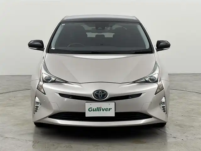 トヨタ プリウス Sセーフティプラス ツートーン 福岡県 2018(平30)年 2.8万km ベージュⅡ 純正９型ナビ（フルセグＴＶ）　/バックカメラ　/レーダークルーズコントロール　/コーナーセンサー　/衝突軽減ブレーキ　/レーンキープ　/アクセル踏み間違い防止　/アドバンストパーク　/前方ドラレコ　/純正１７インチＡＷ