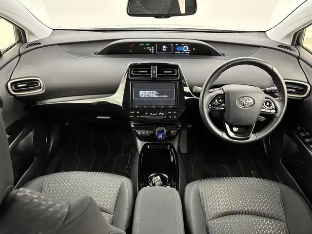 トヨタ プリウス Sセーフティプラス ツートーン 福岡県 2018(平30)年 2.8万km ベージュⅡ 純正９型ナビ（フルセグＴＶ）　/バックカメラ　/レーダークルーズコントロール　/コーナーセンサー　/衝突軽減ブレーキ　/レーンキープ　/アクセル踏み間違い防止　/アドバンストパーク　/前方ドラレコ　/純正１７インチＡＷ
