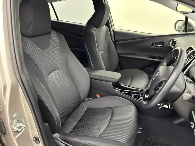 トヨタ プリウス Sセーフティプラス ツートーン 福岡県 2018(平30)年 2.8万km ベージュⅡ 純正９型ナビ（フルセグＴＶ）　/バックカメラ　/レーダークルーズコントロール　/コーナーセンサー　/衝突軽減ブレーキ　/レーンキープ　/アクセル踏み間違い防止　/アドバンストパーク　/前方ドラレコ　/純正１７インチＡＷ