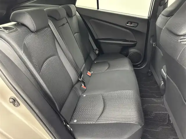 トヨタ プリウス Sセーフティプラス ツートーン 福岡県 2018(平30)年 2.8万km ベージュⅡ 純正９型ナビ（フルセグＴＶ）　/バックカメラ　/レーダークルーズコントロール　/コーナーセンサー　/衝突軽減ブレーキ　/レーンキープ　/アクセル踏み間違い防止　/アドバンストパーク　/前方ドラレコ　/純正１７インチＡＷ