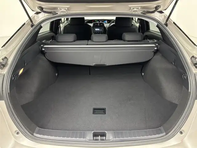 トヨタ プリウス Sセーフティプラス ツートーン 福岡県 2018(平30)年 2.8万km ベージュⅡ 純正９型ナビ（フルセグＴＶ）　/バックカメラ　/レーダークルーズコントロール　/コーナーセンサー　/衝突軽減ブレーキ　/レーンキープ　/アクセル踏み間違い防止　/アドバンストパーク　/前方ドラレコ　/純正１７インチＡＷ