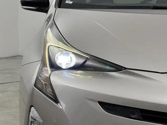 トヨタ プリウス Sセーフティプラス ツートーン 福岡県 2018(平30)年 2.8万km ベージュⅡ 純正９型ナビ（フルセグＴＶ）　/バックカメラ　/レーダークルーズコントロール　/コーナーセンサー　/衝突軽減ブレーキ　/レーンキープ　/アクセル踏み間違い防止　/アドバンストパーク　/前方ドラレコ　/純正１７インチＡＷ