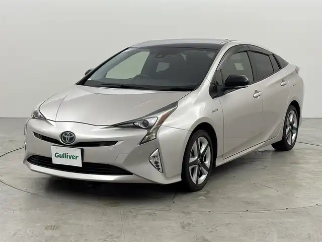 トヨタ プリウス Sセーフティプラス ツートーン 福岡県 2018(平30)年 2.8万km ベージュⅡ 純正９型ナビ（フルセグＴＶ）　/バックカメラ　/レーダークルーズコントロール　/コーナーセンサー　/衝突軽減ブレーキ　/レーンキープ　/アクセル踏み間違い防止　/アドバンストパーク　/前方ドラレコ　/純正１７インチＡＷ