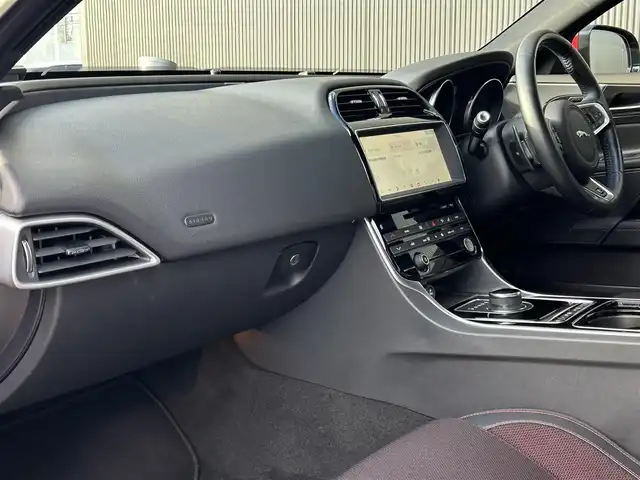 ジャガー ＸＥ XE R－スポーツ 長野県 2017(平29)年 5.8万km 赤 パノラマサンルーフ/ ハーフレザーシート/ 純正ナビTV/ バックカメラ/ MERIDIANサウンド/ ACC/ 衝突軽減B/ レーンディパチャーワーニング/ パワーシート/ヒーター/ スマートキー/ 純正19AW/ 前後パークディスタンスC