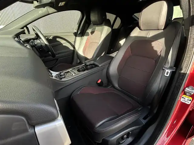 ジャガー ＸＥ XE R－スポーツ 長野県 2017(平29)年 5.8万km 赤 パノラマサンルーフ/ ハーフレザーシート/ 純正ナビTV/ バックカメラ/ MERIDIANサウンド/ ACC/ 衝突軽減B/ レーンディパチャーワーニング/ パワーシート/ヒーター/ スマートキー/ 純正19AW/ 前後パークディスタンスC