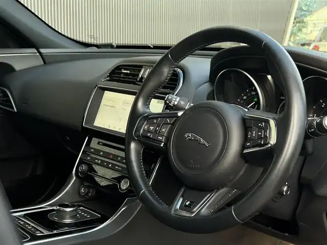 ジャガー ＸＥ XE R－スポーツ 長野県 2017(平29)年 5.8万km 赤 パノラマサンルーフ/ ハーフレザーシート/ 純正ナビTV/ バックカメラ/ MERIDIANサウンド/ ACC/ 衝突軽減B/ レーンディパチャーワーニング/ パワーシート/ヒーター/ スマートキー/ 純正19AW/ 前後パークディスタンスC