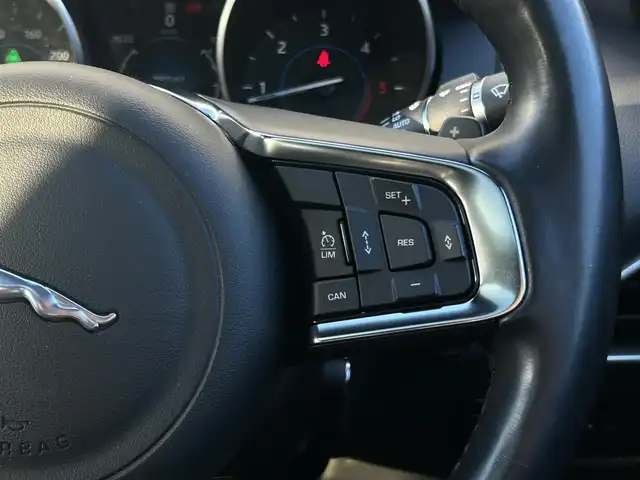 ジャガー ＸＥ XE R－スポーツ 長野県 2017(平29)年 5.8万km 赤 パノラマサンルーフ/ ハーフレザーシート/ 純正ナビTV/ バックカメラ/ MERIDIANサウンド/ ACC/ 衝突軽減B/ レーンディパチャーワーニング/ パワーシート/ヒーター/ スマートキー/ 純正19AW/ 前後パークディスタンスC