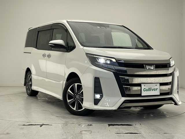 トヨタ ノア Si ダブルバイビー 沖縄県 2018(平30)年 4.5万km ホワイトパールクリスタルシャイン 純正9インチナビ(NSZT-Y64T)/（フルセグTV　DVD　Bluetooth接続）/バックカメラ/ETC/前後ドライブレコーダー/フリップダウンモニター/トヨタセーフティセンス/・衝突被害軽減ブレーキ (プリクラッシュセーフティ)																									/・ハンドル操作サポート (レーントレーシングアシスト)																																																		/・車線はみ出しアラート (レーンディパーチャーアラート)																									/・自動ハイビーム (オートマチックハイビーム)/クルーズコントロール																									/両側パワースライドドア/ハーフレザーシート/ステアリングスイッチ/スマートキー/スペアキー/プッシュスタート/サンシェード/ドアバイザー/純正フロアマット/純正16インチアルミホイール/電動格納ウインカーミラー/LEDヘッドライト/オートライト