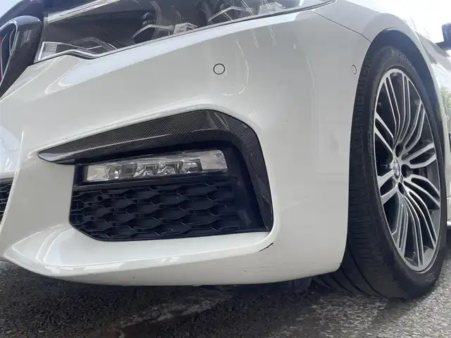 ＢＭＷ ５３０ｅ Mスポーツアイパフォーマンス 埼玉県 2018(平30)年 6.5万km アルピンホワイトⅢ /サンルーフ//純正HDDナビ//フルセグTV//全方位モニター//CD/DVD/Bluetooth//黒レザーシート//前2席パワーシート//前2席シートヒーター//アダプティブクルーズコントロール//ミラー一体型ETC//スマートキー×2//LEDヘッドライト/LEDフォグ//衝突軽減ブレーキ//車線逸脱警告//車線変更警告//W.サイド.カーテンエアバッグ//ABS/横滑り防止装置//ドライブレコーダー//スモークフィルム//純正19インチAW//車高調（KW)//各部カーボン仕様/(リヤスポ/サイドエアロ/ルーフ/Fグリル等)//新車時保証書//取扱説明書