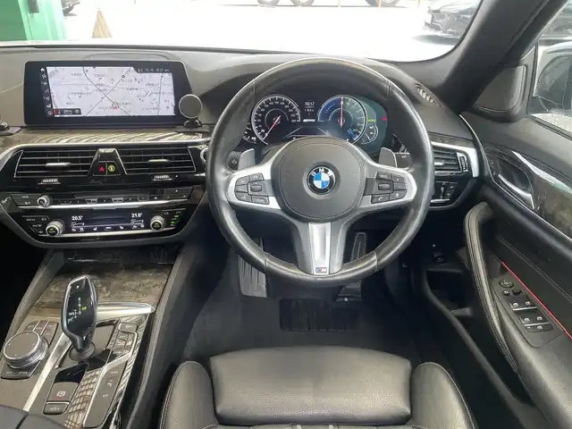 ＢＭＷ ５３０ｅ Mスポーツアイパフォーマンス 埼玉県 2018(平30)年 6.5万km アルピンホワイトⅢ /サンルーフ//純正HDDナビ//フルセグTV//全方位モニター//CD/DVD/Bluetooth//黒レザーシート//前2席パワーシート//前2席シートヒーター//アダプティブクルーズコントロール//ミラー一体型ETC//スマートキー×2//LEDヘッドライト/LEDフォグ//衝突軽減ブレーキ//車線逸脱警告//車線変更警告//W.サイド.カーテンエアバッグ//ABS/横滑り防止装置//ドライブレコーダー//スモークフィルム//純正19インチAW//車高調（KW)//各部カーボン仕様/(リヤスポ/サイドエアロ/ルーフ/Fグリル等)//新車時保証書//取扱説明書
