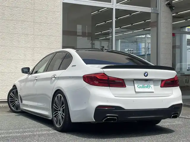 ＢＭＷ ５３０ｅ Mスポーツアイパフォーマンス 埼玉県 2018(平30)年 6.5万km アルピンホワイトⅢ /サンルーフ//純正HDDナビ//フルセグTV//全方位モニター//CD/DVD/Bluetooth//黒レザーシート//前2席パワーシート//前2席シートヒーター//アダプティブクルーズコントロール//ミラー一体型ETC//スマートキー×2//LEDヘッドライト/LEDフォグ//衝突軽減ブレーキ//車線逸脱警告//車線変更警告//W.サイド.カーテンエアバッグ//ABS/横滑り防止装置//ドライブレコーダー//スモークフィルム//純正19インチAW//車高調（KW)//各部カーボン仕様/(リヤスポ/サイドエアロ/ルーフ/Fグリル等)//新車時保証書//取扱説明書
