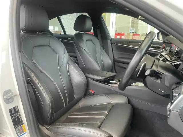 ＢＭＷ ５３０ｅ Mスポーツアイパフォーマンス 埼玉県 2018(平30)年 6.5万km アルピンホワイトⅢ /サンルーフ//純正HDDナビ//フルセグTV//全方位モニター//CD/DVD/Bluetooth//黒レザーシート//前2席パワーシート//前2席シートヒーター//アダプティブクルーズコントロール//ミラー一体型ETC//スマートキー×2//LEDヘッドライト/LEDフォグ//衝突軽減ブレーキ//車線逸脱警告//車線変更警告//W.サイド.カーテンエアバッグ//ABS/横滑り防止装置//ドライブレコーダー//スモークフィルム//純正19インチAW//車高調（KW)//各部カーボン仕様/(リヤスポ/サイドエアロ/ルーフ/Fグリル等)//新車時保証書//取扱説明書