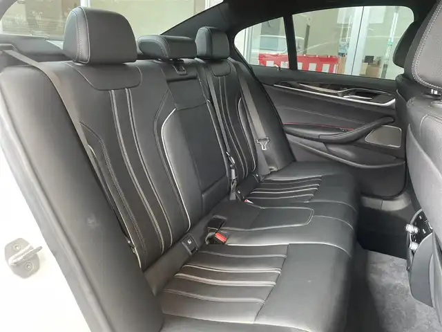 ＢＭＷ ５３０ｅ Mスポーツアイパフォーマンス 埼玉県 2018(平30)年 6.5万km アルピンホワイトⅢ /サンルーフ//純正HDDナビ//フルセグTV//全方位モニター//CD/DVD/Bluetooth//黒レザーシート//前2席パワーシート//前2席シートヒーター//アダプティブクルーズコントロール//ミラー一体型ETC//スマートキー×2//LEDヘッドライト/LEDフォグ//衝突軽減ブレーキ//車線逸脱警告//車線変更警告//W.サイド.カーテンエアバッグ//ABS/横滑り防止装置//ドライブレコーダー//スモークフィルム//純正19インチAW//車高調（KW)//各部カーボン仕様/(リヤスポ/サイドエアロ/ルーフ/Fグリル等)//新車時保証書//取扱説明書