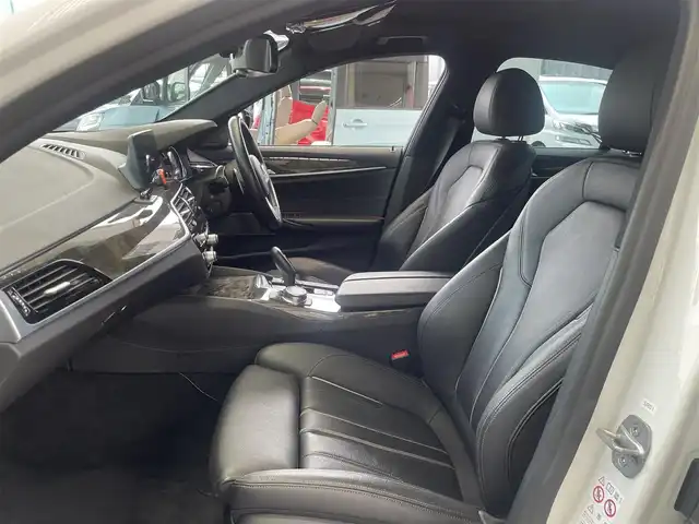 ＢＭＷ ５３０ｅ Mスポーツアイパフォーマンス 埼玉県 2018(平30)年 6.5万km アルピンホワイトⅢ /サンルーフ//純正HDDナビ//フルセグTV//全方位モニター//CD/DVD/Bluetooth//黒レザーシート//前2席パワーシート//前2席シートヒーター//アダプティブクルーズコントロール//ミラー一体型ETC//スマートキー×2//LEDヘッドライト/LEDフォグ//衝突軽減ブレーキ//車線逸脱警告//車線変更警告//W.サイド.カーテンエアバッグ//ABS/横滑り防止装置//ドライブレコーダー//スモークフィルム//純正19インチAW//車高調（KW)//各部カーボン仕様/(リヤスポ/サイドエアロ/ルーフ/Fグリル等)//新車時保証書//取扱説明書