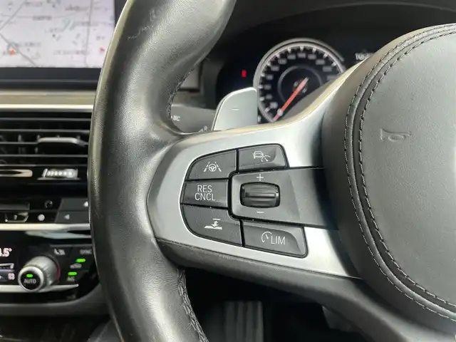 ＢＭＷ ５３０ｅ Mスポーツアイパフォーマンス 埼玉県 2018(平30)年 6.5万km アルピンホワイトⅢ /サンルーフ//純正HDDナビ//フルセグTV//全方位モニター//CD/DVD/Bluetooth//黒レザーシート//前2席パワーシート//前2席シートヒーター//アダプティブクルーズコントロール//ミラー一体型ETC//スマートキー×2//LEDヘッドライト/LEDフォグ//衝突軽減ブレーキ//車線逸脱警告//車線変更警告//W.サイド.カーテンエアバッグ//ABS/横滑り防止装置//ドライブレコーダー//スモークフィルム//純正19インチAW//車高調（KW)//各部カーボン仕様/(リヤスポ/サイドエアロ/ルーフ/Fグリル等)//新車時保証書//取扱説明書