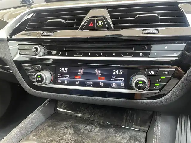 ＢＭＷ ５３０ｅ Mスポーツアイパフォーマンス 埼玉県 2018(平30)年 6.5万km アルピンホワイトⅢ /サンルーフ//純正HDDナビ//フルセグTV//全方位モニター//CD/DVD/Bluetooth//黒レザーシート//前2席パワーシート//前2席シートヒーター//アダプティブクルーズコントロール//ミラー一体型ETC//スマートキー×2//LEDヘッドライト/LEDフォグ//衝突軽減ブレーキ//車線逸脱警告//車線変更警告//W.サイド.カーテンエアバッグ//ABS/横滑り防止装置//ドライブレコーダー//スモークフィルム//純正19インチAW//車高調（KW)//各部カーボン仕様/(リヤスポ/サイドエアロ/ルーフ/Fグリル等)//新車時保証書//取扱説明書