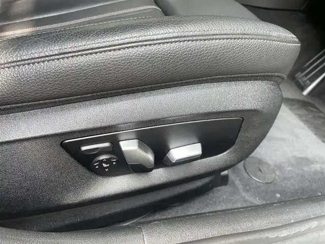 ＢＭＷ ５３０ｅ Mスポーツアイパフォーマンス 埼玉県 2018(平30)年 6.5万km アルピンホワイトⅢ /サンルーフ//純正HDDナビ//フルセグTV//全方位モニター//CD/DVD/Bluetooth//黒レザーシート//前2席パワーシート//前2席シートヒーター//アダプティブクルーズコントロール//ミラー一体型ETC//スマートキー×2//LEDヘッドライト/LEDフォグ//衝突軽減ブレーキ//車線逸脱警告//車線変更警告//W.サイド.カーテンエアバッグ//ABS/横滑り防止装置//ドライブレコーダー//スモークフィルム//純正19インチAW//車高調（KW)//各部カーボン仕様/(リヤスポ/サイドエアロ/ルーフ/Fグリル等)//新車時保証書//取扱説明書