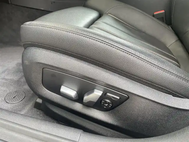 ＢＭＷ ５３０ｅ Mスポーツアイパフォーマンス 埼玉県 2018(平30)年 6.5万km アルピンホワイトⅢ /サンルーフ//純正HDDナビ//フルセグTV//全方位モニター//CD/DVD/Bluetooth//黒レザーシート//前2席パワーシート//前2席シートヒーター//アダプティブクルーズコントロール//ミラー一体型ETC//スマートキー×2//LEDヘッドライト/LEDフォグ//衝突軽減ブレーキ//車線逸脱警告//車線変更警告//W.サイド.カーテンエアバッグ//ABS/横滑り防止装置//ドライブレコーダー//スモークフィルム//純正19インチAW//車高調（KW)//各部カーボン仕様/(リヤスポ/サイドエアロ/ルーフ/Fグリル等)//新車時保証書//取扱説明書