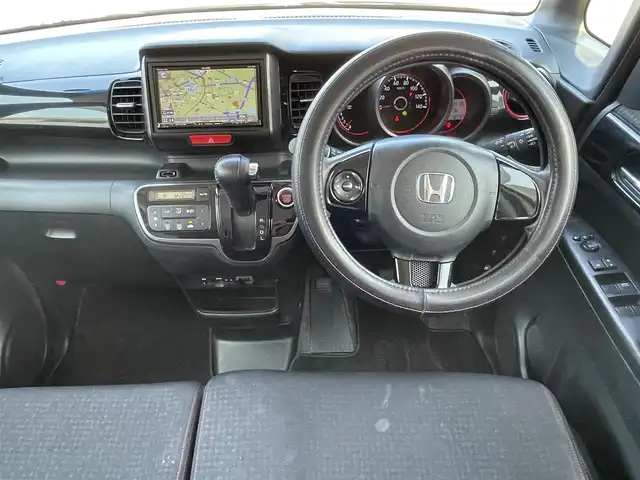 ホンダ Ｎ ＢＯＸ カスタム G Lパッケージ 埼玉県 2016(平28)年 9.4万km プレミアムホワイトパールⅡ (株)IDOMが運営する【じしゃロン川越店】の自社ローン専用車両になります。こちらは現金またはオートローンご利用時の価格です。自社ローンご希望の方は別途その旨お申付け下さい/社外SDナビ　AVN-Z05i/フルセグ/Bluetooth/CD/AM/FM/HDMI/バックカメラ/ツートンルーフ/電動スライドドア/純正１４インチアルミホイール/ビルトインETC/ウインカーミラー/HIDオートライト/フォグ/リアシェード/シートバックテーブル/ステアリングリモコン/純正フロアマット/ドアバイザー/スマートキー（スペア×１）/プッシュスタート/アイドリングストップ/ハンドルカバー/車両取扱説明書/保証書