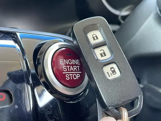 ホンダ Ｎ ＢＯＸ カスタム G Lパッケージ 埼玉県 2016(平28)年 9.4万km プレミアムホワイトパールⅡ (株)IDOMが運営する【じしゃロン川越店】の自社ローン専用車両になります。こちらは現金またはオートローンご利用時の価格です。自社ローンご希望の方は別途その旨お申付け下さい/社外SDナビ　AVN-Z05i/フルセグ/Bluetooth/CD/AM/FM/HDMI/バックカメラ/ツートンルーフ/電動スライドドア/純正１４インチアルミホイール/ビルトインETC/ウインカーミラー/HIDオートライト/フォグ/リアシェード/シートバックテーブル/ステアリングリモコン/純正フロアマット/ドアバイザー/スマートキー（スペア×１）/プッシュスタート/アイドリングストップ/ハンドルカバー/車両取扱説明書/保証書