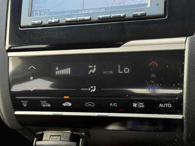 ホンダ フィット ハイブリット Fパッケージ 道北・旭川 2014(平26)年 7.7万km ビビットスカイブルーP 純正ナビ/ワンセグＴＶ/衝突軽減ブレーキ/バックカメラ/寒冷地仕様/オートライト/ＨＩＤヘッドライト/ＵＳＢ・ＢＴ接続/社外フロアマット/アイドリングストップ/横滑り防止装置/電格ミラー