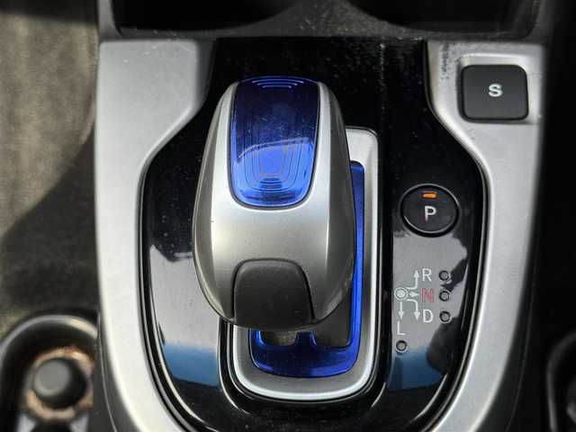 ホンダ フィット ハイブリット Fパッケージ 道北・旭川 2014(平26)年 7.7万km ビビットスカイブルーP 純正ナビ/ワンセグＴＶ/衝突軽減ブレーキ/バックカメラ/寒冷地仕様/オートライト/ＨＩＤヘッドライト/ＵＳＢ・ＢＴ接続/社外フロアマット/アイドリングストップ/横滑り防止装置/電格ミラー