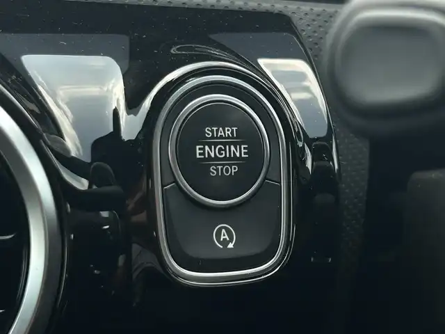 メルセデス・ベンツ Ａ２００ｄ AMGライン 東京都 2020(令2)年 3.2万km ポーラホワイト レーダーセーフティパッケージ/パノラミックスライディングルーフ/純正ナビ/バックカメラ/ETC2.0/パドルシフト/パワーシート/シートヒーター/ワイヤレス充電/アイドリングストップ/衝突軽減ブレーキ/レーンキープアシスト/コーナーセンサー/純正18インチAW