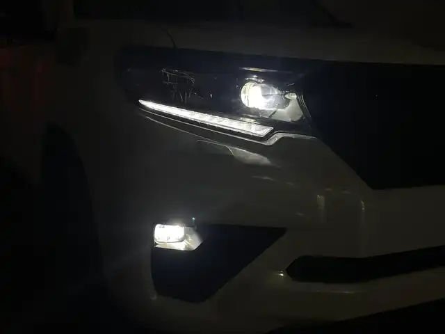 トヨタ ランドクルーザー プラド TX Lパッケージ マットブラED 群馬県 2023(令5)年 1.5万km ホワイトパールクリスタルシャイン 特別仕様車【マットブラックエディション】/チルト＆スライド電動ムーンルーフ（挟み込み防止機能付）/＝＝＝＝＝＝/社外9インチ　カロッツェリア　フローティングナビ/（SD/Bluetooth/USB/AUX/HDMI/フルセグTV)/社外カロッツェリア　後席モニター/バックカメラ /ベージュ本革シート/シートヒーター /シートベンチレーション/パワーシート /電動格納サードシート/Toyota Safety Sense/・プリクラッシュセーフティ/・レーンディパーチャーアラート/・オートマチックハイビーム/・レーダークルーズコントロール/・ロードサインアシスト/・先行車発進告知機能/・パーキングサポートブレーキ（前後方静止物）/ビルトインETC/ドライブレコーダー/ルーフレール/LEDヘッドライト/オートライト /Fフォグランプ/スマートキー/純正18インチAW