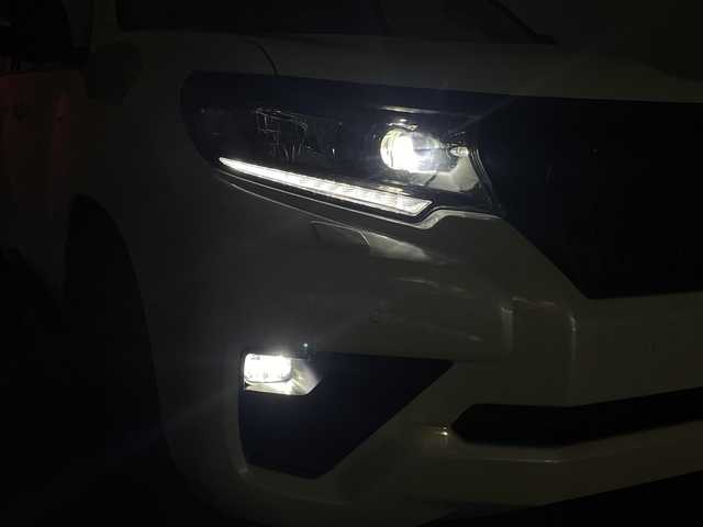 トヨタ ランドクルーザー プラド TX Lパッケージ マットブラED 群馬県 2023(令5)年 1.5万km ホワイトパールクリスタルシャイン 特別仕様車【マットブラックエディション】/チルト＆スライド電動ムーンルーフ（挟み込み防止機能付）/＝＝＝＝＝＝/社外9インチ　カロッツェリア　フローティングナビ/（SD/Bluetooth/USB/AUX/HDMI/フルセグTV)/社外カロッツェリア　後席モニター/バックカメラ /ベージュ本革シート/シートヒーター /シートベンチレーション/パワーシート /電動格納サードシート/Toyota Safety Sense/・プリクラッシュセーフティ/・レーンディパーチャーアラート/・オートマチックハイビーム/・レーダークルーズコントロール/・ロードサインアシスト/・先行車発進告知機能/・パーキングサポートブレーキ（前後方静止物）/ビルトインETC/ドライブレコーダー/ルーフレール/LEDヘッドライト/オートライト /Fフォグランプ/スマートキー/純正18インチAW