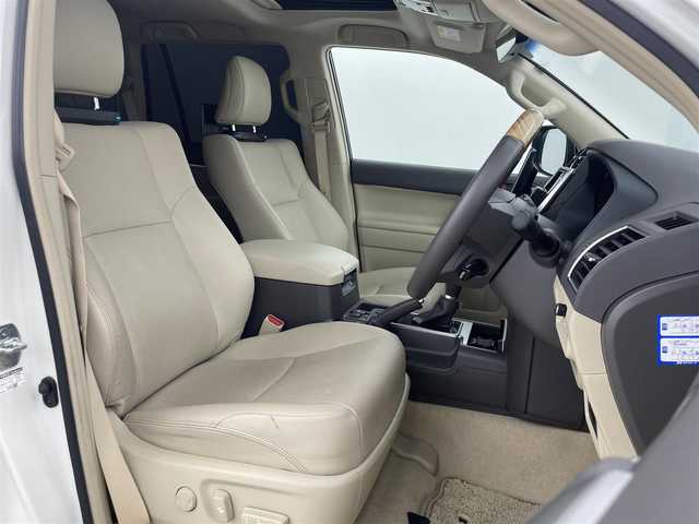 トヨタ ランドクルーザー プラド TX Lパッケージ マットブラED 群馬県 2023(令5)年 1.5万km ホワイトパールクリスタルシャイン 特別仕様車【マットブラックエディション】/チルト＆スライド電動ムーンルーフ（挟み込み防止機能付）/＝＝＝＝＝＝/社外9インチ　カロッツェリア　フローティングナビ/（SD/Bluetooth/USB/AUX/HDMI/フルセグTV)/社外カロッツェリア　後席モニター/バックカメラ /ベージュ本革シート/シートヒーター /シートベンチレーション/パワーシート /電動格納サードシート/Toyota Safety Sense/・プリクラッシュセーフティ/・レーンディパーチャーアラート/・オートマチックハイビーム/・レーダークルーズコントロール/・ロードサインアシスト/・先行車発進告知機能/・パーキングサポートブレーキ（前後方静止物）/ビルトインETC/ドライブレコーダー/ルーフレール/LEDヘッドライト/オートライト /Fフォグランプ/スマートキー/純正18インチAW