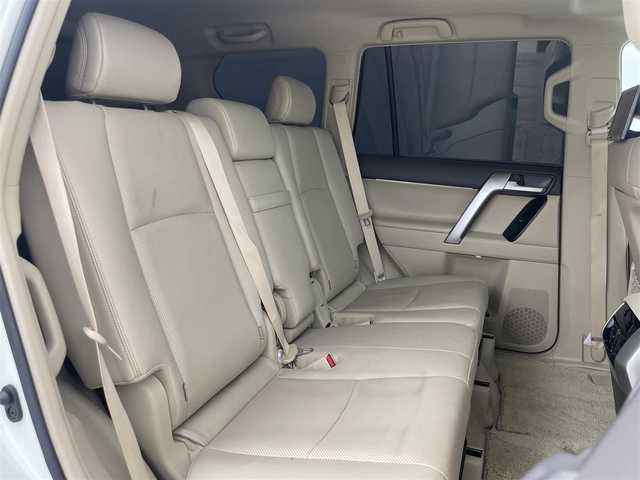 トヨタ ランドクルーザー プラド TX Lパッケージ マットブラED 群馬県 2023(令5)年 1.5万km ホワイトパールクリスタルシャイン 特別仕様車【マットブラックエディション】/チルト＆スライド電動ムーンルーフ（挟み込み防止機能付）/＝＝＝＝＝＝/社外9インチ　カロッツェリア　フローティングナビ/（SD/Bluetooth/USB/AUX/HDMI/フルセグTV)/社外カロッツェリア　後席モニター/バックカメラ /ベージュ本革シート/シートヒーター /シートベンチレーション/パワーシート /電動格納サードシート/Toyota Safety Sense/・プリクラッシュセーフティ/・レーンディパーチャーアラート/・オートマチックハイビーム/・レーダークルーズコントロール/・ロードサインアシスト/・先行車発進告知機能/・パーキングサポートブレーキ（前後方静止物）/ビルトインETC/ドライブレコーダー/ルーフレール/LEDヘッドライト/オートライト /Fフォグランプ/スマートキー/純正18インチAW