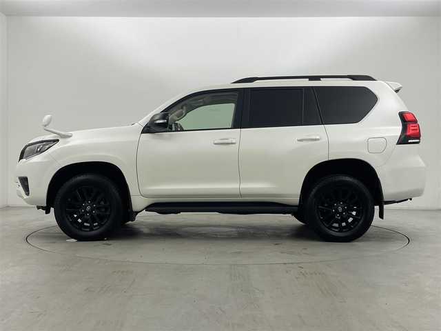トヨタ ランドクルーザー プラド TX Lパッケージ マットブラED 群馬県 2023(令5)年 1.5万km ホワイトパールクリスタルシャイン 特別仕様車【マットブラックエディション】/チルト＆スライド電動ムーンルーフ（挟み込み防止機能付）/＝＝＝＝＝＝/社外9インチ　カロッツェリア　フローティングナビ/（SD/Bluetooth/USB/AUX/HDMI/フルセグTV)/社外カロッツェリア　後席モニター/バックカメラ /ベージュ本革シート/シートヒーター /シートベンチレーション/パワーシート /電動格納サードシート/Toyota Safety Sense/・プリクラッシュセーフティ/・レーンディパーチャーアラート/・オートマチックハイビーム/・レーダークルーズコントロール/・ロードサインアシスト/・先行車発進告知機能/・パーキングサポートブレーキ（前後方静止物）/ビルトインETC/ドライブレコーダー/ルーフレール/LEDヘッドライト/オートライト /Fフォグランプ/スマートキー/純正18インチAW