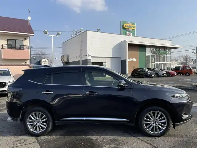 トヨタ ハリアー プレミアム アドバンスドP 道央・札幌 2014(平26)年 8.3万km スパークリングブラックパールクリスタルシャイン 登録時走行距離82/346km/　４　W　D　/純正ナビ（CD/DVD/FM/AM/SD/BT)/フルセグ（走行中視聴不可）/バックカメラ/全方位モニター/アイドリングストップ/ウィンカーミラー/クルーズコントロール（追従走行あり）/ドアバイザー/プッシュスタート/ビルトインETC/MTモード付AT/スペアキー×１/純正エンジンスターター/電動リアゲート/パワーシート（運転席）/ハーフレザーシート/純正フロアマット/横滑り防止装置/コーナーセンサー/レーンキープアシスト/盗難防止装置/オートライト/オートマチックハイビーム/プリクラッシュブレーキアシスト/フォグランプ/自動防眩ミラー/ステアリングスイッチ/革巻きステアリング/ワイパー間欠時間コントローラー/電動格納ミラー/ECO・PWRモード/ワイヤレス充電器