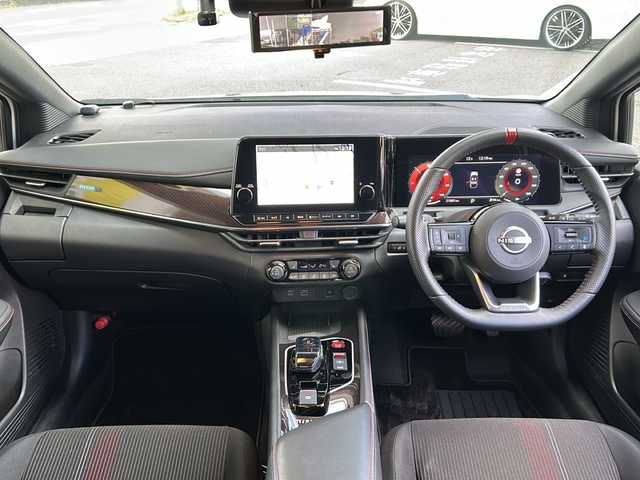 日産 オーラ ニスモ 兵庫県 2023(令5)年 2.2万km ピュアホワイトパール / スーパーブラック 2トーン ブラックルーフ/レッドドアミラー/ワンオーナー/純正コネクトナビゲーションシステム/メモリーナビ/9インチワイドディスプレイ/USB電源ソケットタイプC(前席)/ワイヤレス充電/ETC2.0/プロパイロット/SOSコール/全方位運転支援システム/インテリジェントアラウンドビューモニター/インテリジェントルームミラー/アダプティブLEDヘッドランプ/インテリジェントオートライト/寒冷地仕様/ドアミラーヒーター/レッドステッチ入レッドセンターマーク付ディンプル革巻きステアリング/ステアリングヒーター/シートヒーター(前席)/PTCヒーター/リアヒーターダクト/デアイサー/純正フロアマット/ドアバイザー/ドライブレコーダー/保証書/取説/スペアキー