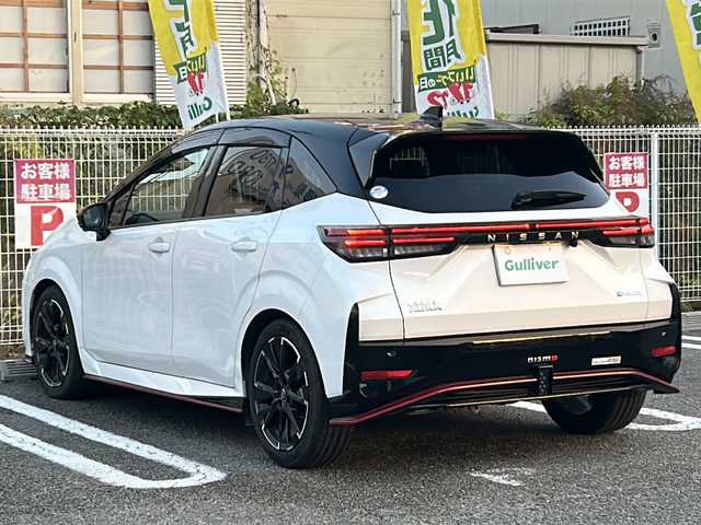 日産 オーラ ニスモ 兵庫県 2023(令5)年 2.2万km ピュアホワイトパール / スーパーブラック 2トーン ブラックルーフ/レッドドアミラー/ワンオーナー/純正コネクトナビゲーションシステム/メモリーナビ/9インチワイドディスプレイ/USB電源ソケットタイプC(前席)/ワイヤレス充電/ETC2.0/プロパイロット/SOSコール/全方位運転支援システム/インテリジェントアラウンドビューモニター/インテリジェントルームミラー/アダプティブLEDヘッドランプ/インテリジェントオートライト/寒冷地仕様/ドアミラーヒーター/レッドステッチ入レッドセンターマーク付ディンプル革巻きステアリング/ステアリングヒーター/シートヒーター(前席)/PTCヒーター/リアヒーターダクト/デアイサー/純正フロアマット/ドアバイザー/ドライブレコーダー/保証書/取説/スペアキー