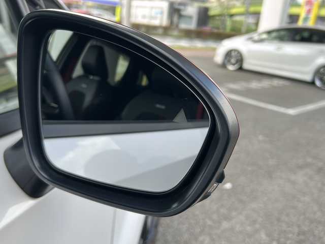 日産 オーラ ニスモ 兵庫県 2023(令5)年 2.2万km ピュアホワイトパール / スーパーブラック 2トーン ブラックルーフ/レッドドアミラー/ワンオーナー/純正コネクトナビゲーションシステム/メモリーナビ/9インチワイドディスプレイ/USB電源ソケットタイプC(前席)/ワイヤレス充電/ETC2.0/プロパイロット/SOSコール/全方位運転支援システム/インテリジェントアラウンドビューモニター/インテリジェントルームミラー/アダプティブLEDヘッドランプ/インテリジェントオートライト/寒冷地仕様/ドアミラーヒーター/レッドステッチ入レッドセンターマーク付ディンプル革巻きステアリング/ステアリングヒーター/シートヒーター(前席)/PTCヒーター/リアヒーターダクト/デアイサー/純正フロアマット/ドアバイザー/ドライブレコーダー/保証書/取説/スペアキー