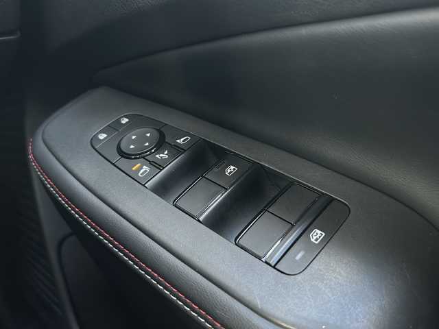 日産 オーラ ニスモ 兵庫県 2023(令5)年 2.2万km ピュアホワイトパール / スーパーブラック 2トーン ブラックルーフ/レッドドアミラー/ワンオーナー/純正コネクトナビゲーションシステム/メモリーナビ/9インチワイドディスプレイ/USB電源ソケットタイプC(前席)/ワイヤレス充電/ETC2.0/プロパイロット/SOSコール/全方位運転支援システム/インテリジェントアラウンドビューモニター/インテリジェントルームミラー/アダプティブLEDヘッドランプ/インテリジェントオートライト/寒冷地仕様/ドアミラーヒーター/レッドステッチ入レッドセンターマーク付ディンプル革巻きステアリング/ステアリングヒーター/シートヒーター(前席)/PTCヒーター/リアヒーターダクト/デアイサー/純正フロアマット/ドアバイザー/ドライブレコーダー/保証書/取説/スペアキー