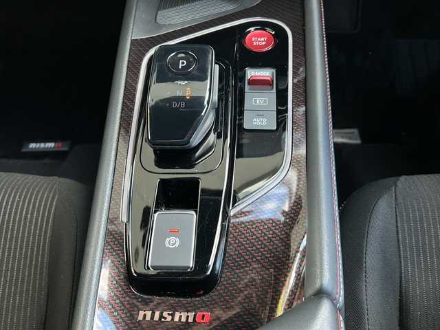 日産 オーラ ニスモ 兵庫県 2023(令5)年 2.2万km ピュアホワイトパール / スーパーブラック 2トーン ブラックルーフ/レッドドアミラー/ワンオーナー/純正コネクトナビゲーションシステム/メモリーナビ/9インチワイドディスプレイ/USB電源ソケットタイプC(前席)/ワイヤレス充電/ETC2.0/プロパイロット/SOSコール/全方位運転支援システム/インテリジェントアラウンドビューモニター/インテリジェントルームミラー/アダプティブLEDヘッドランプ/インテリジェントオートライト/寒冷地仕様/ドアミラーヒーター/レッドステッチ入レッドセンターマーク付ディンプル革巻きステアリング/ステアリングヒーター/シートヒーター(前席)/PTCヒーター/リアヒーターダクト/デアイサー/純正フロアマット/ドアバイザー/ドライブレコーダー/保証書/取説/スペアキー