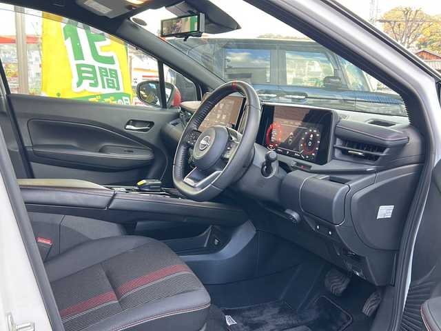 日産 オーラ ニスモ 兵庫県 2023(令5)年 2.2万km ピュアホワイトパール / スーパーブラック 2トーン ブラックルーフ/レッドドアミラー/ワンオーナー/純正コネクトナビゲーションシステム/メモリーナビ/9インチワイドディスプレイ/USB電源ソケットタイプC(前席)/ワイヤレス充電/ETC2.0/プロパイロット/SOSコール/全方位運転支援システム/インテリジェントアラウンドビューモニター/インテリジェントルームミラー/アダプティブLEDヘッドランプ/インテリジェントオートライト/寒冷地仕様/ドアミラーヒーター/レッドステッチ入レッドセンターマーク付ディンプル革巻きステアリング/ステアリングヒーター/シートヒーター(前席)/PTCヒーター/リアヒーターダクト/デアイサー/純正フロアマット/ドアバイザー/ドライブレコーダー/保証書/取説/スペアキー