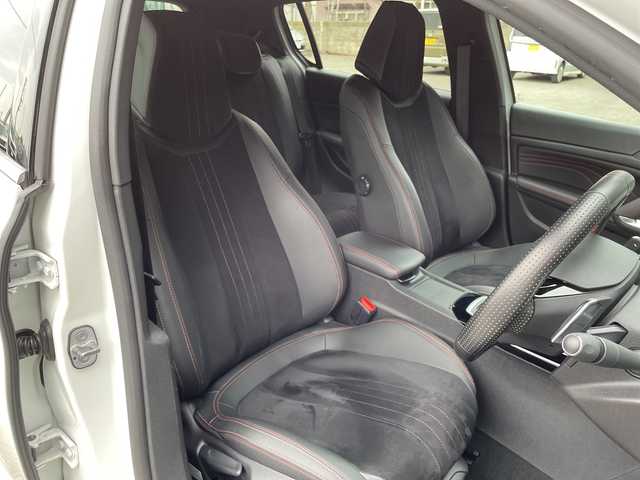 プジョー ３０８ GT ブルーHDi 青森県 2020(令2)年 2.8万km BLANC NACRE オーディオディスプレイ/（Bluetooth・AppleCarPlay・AndroidAuto）/インテリジェントハイビーム/パークアシスト/ブラインドスポットモニター/アクティブクルーズコントロール/アクティブセーフティブレーキ/レーンキープアシスト/ドライバーアテンションアラート/ディスタンスアラート/スピードリミットインフォメーション/ハーフレザーシート/バック・サイドカメラ/電動パーキングブレーキ/ヒルスタートアシスタント/LEDオートライト/ウインカーミラー/純正アルミホイール18インチ/ステアリングスイッチ/パドルシフト/アイドリングストップ/ABS/プッシュスタート/スマートキーX2/取扱説明書