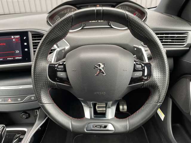 プジョー ３０８ GT ブルーHDi 青森県 2020(令2)年 2.8万km BLANC NACRE オーディオディスプレイ/（Bluetooth・AppleCarPlay・AndroidAuto）/インテリジェントハイビーム/パークアシスト/ブラインドスポットモニター/アクティブクルーズコントロール/アクティブセーフティブレーキ/レーンキープアシスト/ドライバーアテンションアラート/ディスタンスアラート/スピードリミットインフォメーション/ハーフレザーシート/バック・サイドカメラ/電動パーキングブレーキ/ヒルスタートアシスタント/LEDオートライト/ウインカーミラー/純正アルミホイール18インチ/ステアリングスイッチ/パドルシフト/アイドリングストップ/ABS/プッシュスタート/スマートキーX2/取扱説明書