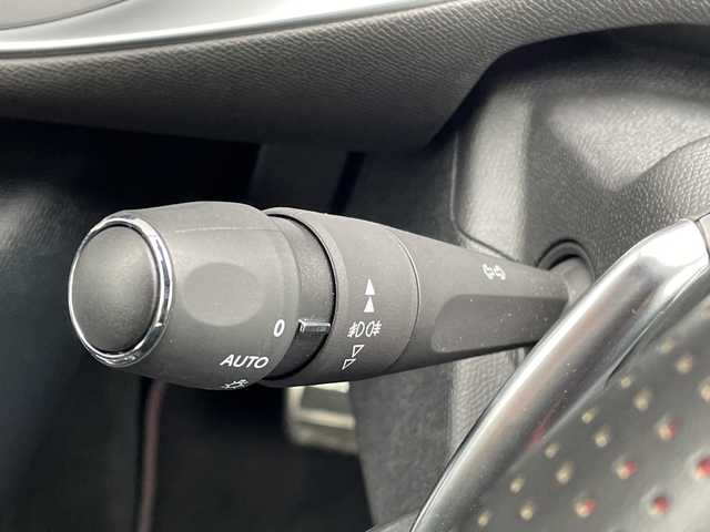 プジョー ３０８ GT ブルーHDi 青森県 2020(令2)年 2.8万km BLANC NACRE オーディオディスプレイ/（Bluetooth・AppleCarPlay・AndroidAuto）/インテリジェントハイビーム/パークアシスト/ブラインドスポットモニター/アクティブクルーズコントロール/アクティブセーフティブレーキ/レーンキープアシスト/ドライバーアテンションアラート/ディスタンスアラート/スピードリミットインフォメーション/ハーフレザーシート/バック・サイドカメラ/電動パーキングブレーキ/ヒルスタートアシスタント/LEDオートライト/ウインカーミラー/純正アルミホイール18インチ/ステアリングスイッチ/パドルシフト/アイドリングストップ/ABS/プッシュスタート/スマートキーX2/取扱説明書