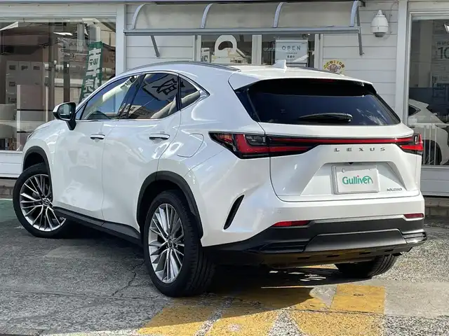 レクサス ＮＸ 250 バージョンL 神奈川県 2023(令5)年 3.6万km ソニッククォーツ 純正14インチディスプレイオーディオ/　（ナビ機能・Bleuttoh・ミラキャス）/フルセグTV/パノラマルーフ/パノラミックビューモニター/黒革シート/前席・後席シートヒーター/前席エアシート/ステアリングヒーター/デジタルインナーミラー/Lexus Safety System +/LEDヘッドライト/LEDフォグライト/ヘッドアップディスプレイ/AC100V100W/ビルトインETC2.0/スマートキー×2/カードキー×1/保証書/取扱説明書