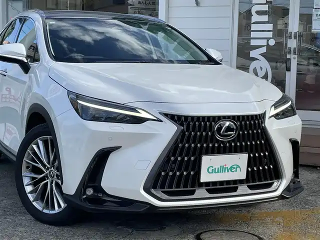 レクサス ＮＸ 250 バージョンL 神奈川県 2023(令5)年 3.6万km ソニッククォーツ 純正14インチディスプレイオーディオ/　（ナビ機能・Bleuttoh・ミラキャス）/フルセグTV/パノラマルーフ/パノラミックビューモニター/黒革シート/前席・後席シートヒーター/前席エアシート/ステアリングヒーター/デジタルインナーミラー/Lexus Safety System +/LEDヘッドライト/LEDフォグライト/ヘッドアップディスプレイ/AC100V100W/ビルトインETC2.0/スマートキー×2/カードキー×1/保証書/取扱説明書