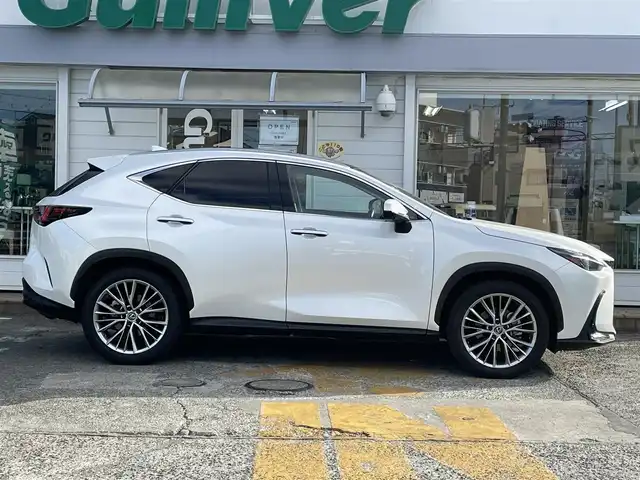 レクサス ＮＸ 250 バージョンL 神奈川県 2023(令5)年 3.6万km ソニッククォーツ 純正14インチディスプレイオーディオ/　（ナビ機能・Bleuttoh・ミラキャス）/フルセグTV/パノラマルーフ/パノラミックビューモニター/黒革シート/前席・後席シートヒーター/前席エアシート/ステアリングヒーター/デジタルインナーミラー/Lexus Safety System +/LEDヘッドライト/LEDフォグライト/ヘッドアップディスプレイ/AC100V100W/ビルトインETC2.0/スマートキー×2/カードキー×1/保証書/取扱説明書