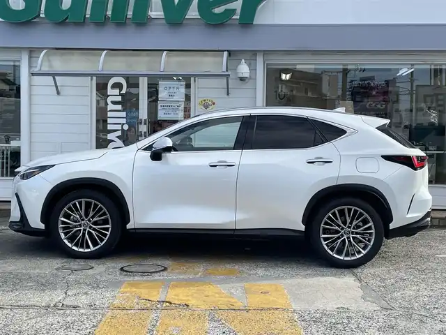 レクサス ＮＸ 250 バージョンL 神奈川県 2023(令5)年 3.6万km ソニッククォーツ 純正14インチディスプレイオーディオ/　（ナビ機能・Bleuttoh・ミラキャス）/フルセグTV/パノラマルーフ/パノラミックビューモニター/黒革シート/前席・後席シートヒーター/前席エアシート/ステアリングヒーター/デジタルインナーミラー/Lexus Safety System +/LEDヘッドライト/LEDフォグライト/ヘッドアップディスプレイ/AC100V100W/ビルトインETC2.0/スマートキー×2/カードキー×1/保証書/取扱説明書